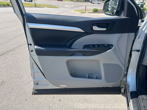 Used 2019 Toyota Highlander XLE FWD image 25