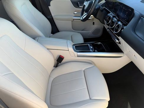 Used 2025 Mercedes-Benz GLA 250 4MATIC image 11