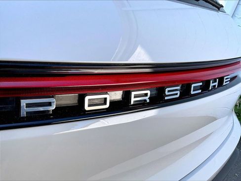Certified 2023 Porsche Macan AWD/4WD image 33