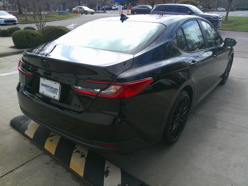 Used 2025 Toyota Camry LE image 12