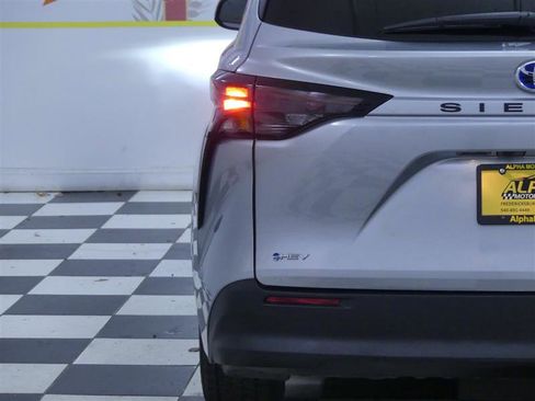 Used 2025 Toyota Sienna LE image 28