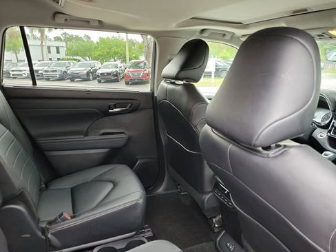 Used 2024 Toyota Highlander XLE FWD image 31
