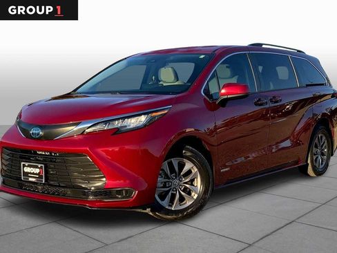 Used 2021 Toyota Sienna LE FWD image 1