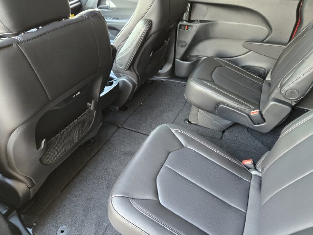 New 2027 Chrysler Pacifica Select FWD image 21