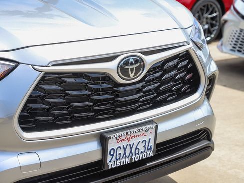 Used 2023 Toyota Highlander XLE FWD image 5