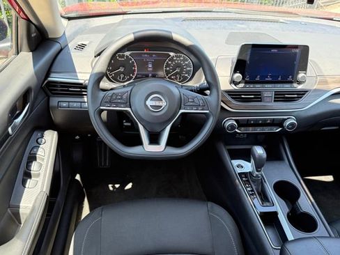 Used 2025 Nissan Altima 2.5 SV FWD image 23