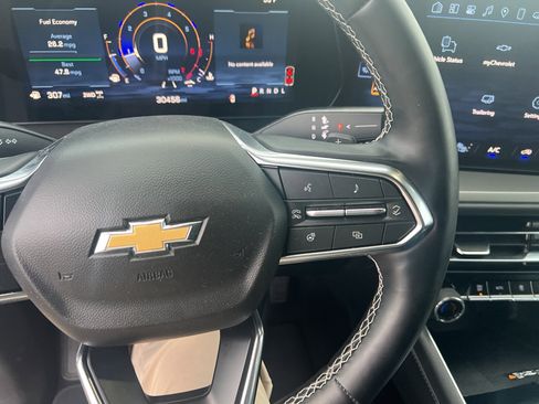 Used 2025 Chevrolet Traverse LT image 14