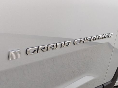 Used 2023 Jeep Grand Cherokee Limited w/ Luxury Tech Group II RWD image 25