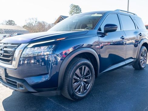 Used 2022 Nissan Pathfinder SV image 3