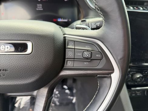 Used 2022 Jeep Grand Cherokee Limited AWD/4WD image 16