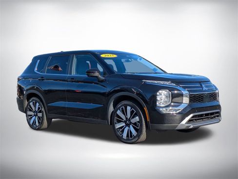 Used 2025 Mitsubishi Outlander SE image 2