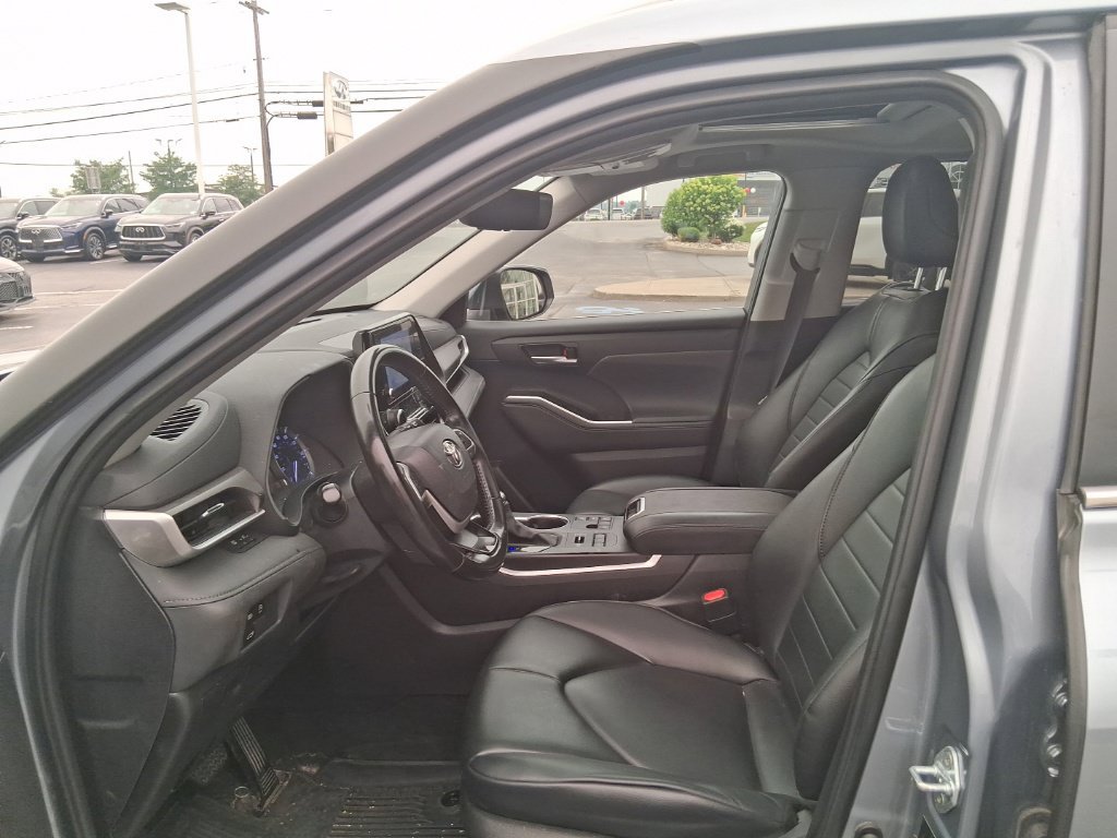 Used 2024 Toyota Highlander XLE AWD/4WD image 23