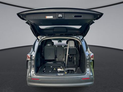 Used 2025 Toyota Sienna XLE FWD image 33