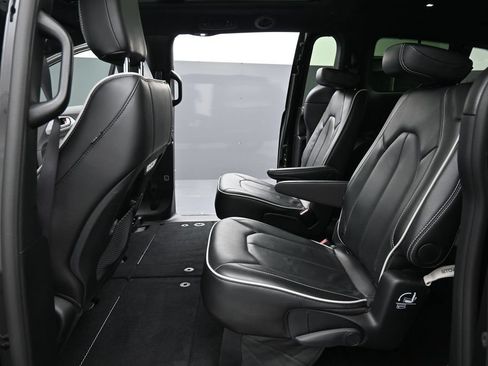 Used 2025 Chrysler Pacifica Limited FWD image 22