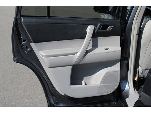 Used 2012 Toyota Highlander 4WD w/ Tech Pkg image 11