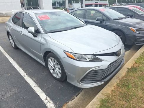 Used 2022 Toyota Camry LE FWD image 3