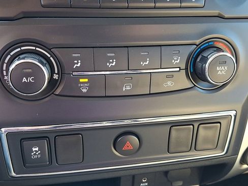 Used 2017 Nissan Titan SV image 19