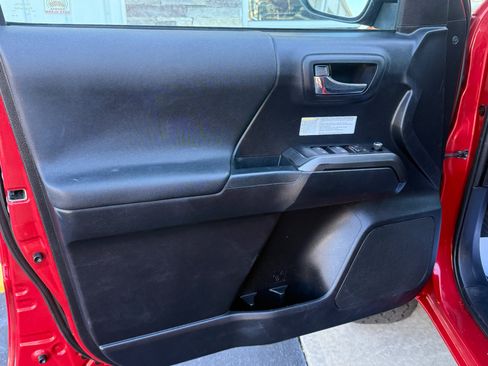 Used 2018 Toyota Tacoma TRD Off-Road image 7