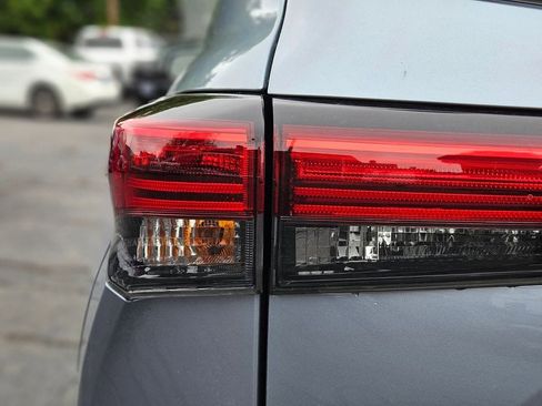 Used 2021 Toyota Highlander Limited image 9