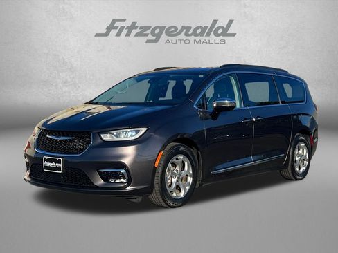 Used 2023 Chrysler Pacifica Limited FWD image 2