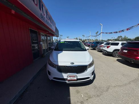 Used 2017 Kia Sedona LX w/ LX Essentials Premium Package FWD image 3