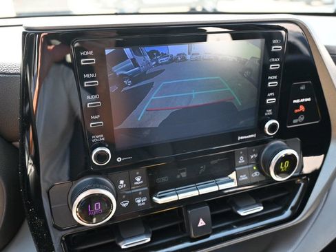 Used 2020 Toyota Highlander L FWD image 12