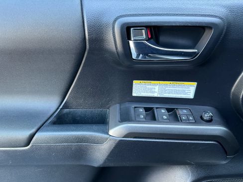 Used 2019 Toyota Tacoma TRD Off-Road AWD/4WD image 12