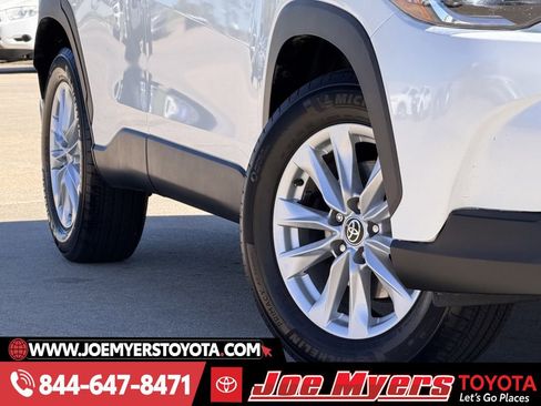 Used 2023 Toyota Corolla Cross LE w/ Moonroof Package image 12