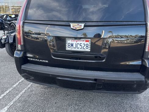 Used 2019 Cadillac Escalade Premium Luxury w/ Escalade Sport Edition image 5