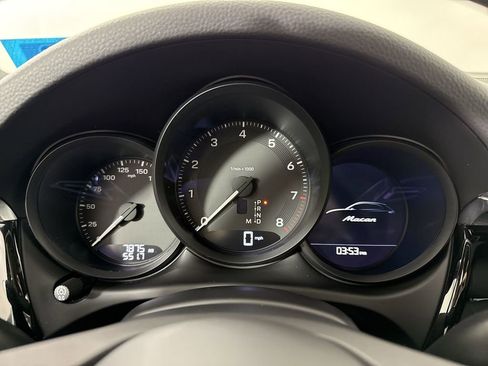 Certified 2025 Porsche Macan image 37