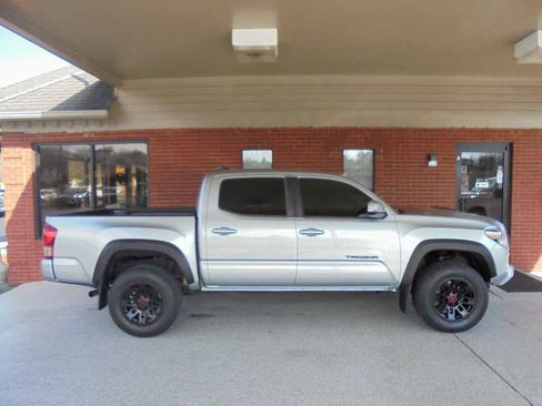 Used 2017 Toyota Tacoma TRD Sport image 2