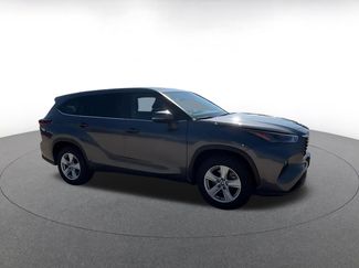 Used 2025 Toyota Highlander LE FWD video 2
