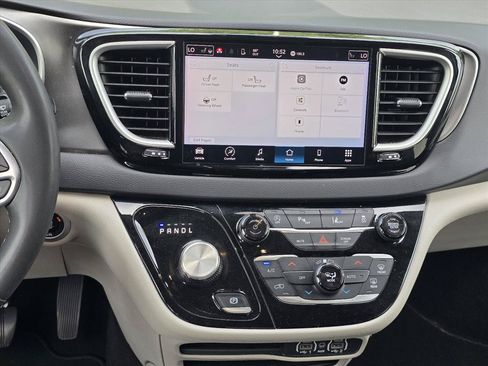 Used 2024 Chrysler Pacifica Touring-L FWD image 15