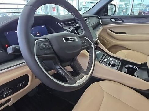 Used 2025 Jeep Grand Cherokee Limited w/ Luxury Tech Group II AWD/4WD image 24