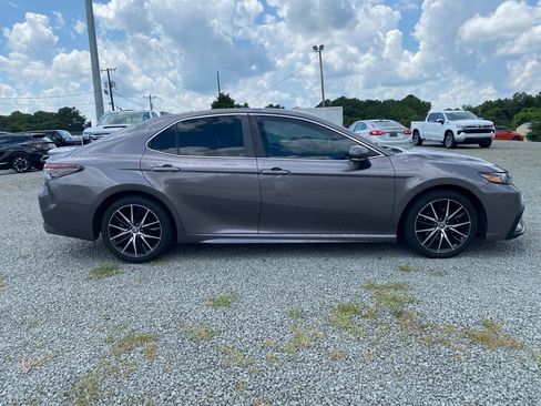 Used 2022 Toyota Camry SE image 2