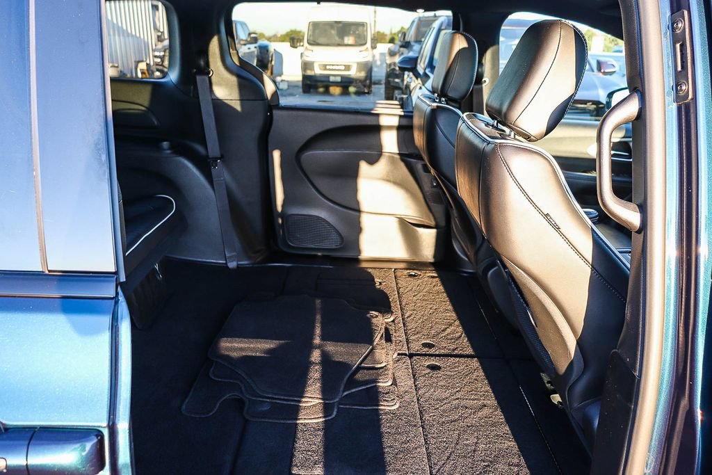 Used 2025 Chrysler Pacifica Limited FWD image 19