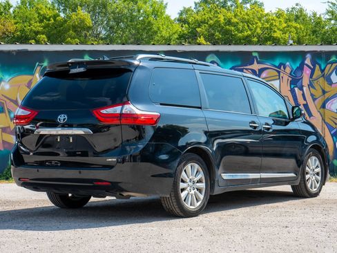 Used 2017 Toyota Sienna Limited Premium FWD image 12