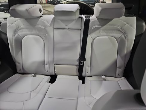 Used 2025 Land Rover Defender 90 X-Dynamic SE image 16