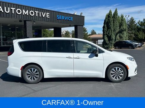 Used 2024 Chrysler Pacifica Limited FWD image 2