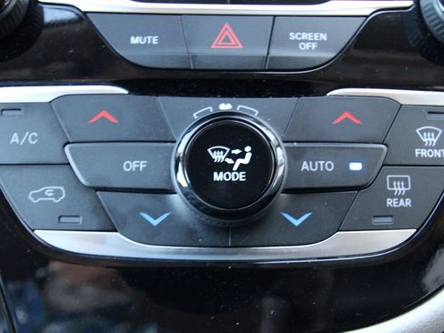 Used 2024 Chrysler Pacifica Touring-L FWD image 28