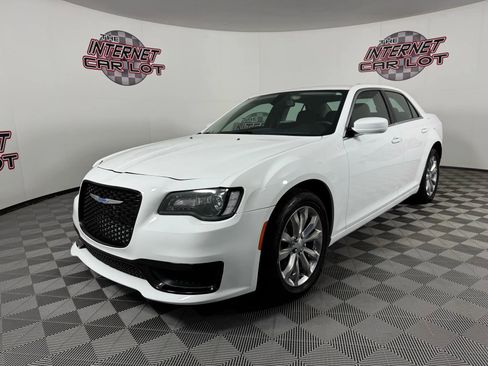 Used 2018 Chrysler 300 Touring image 3