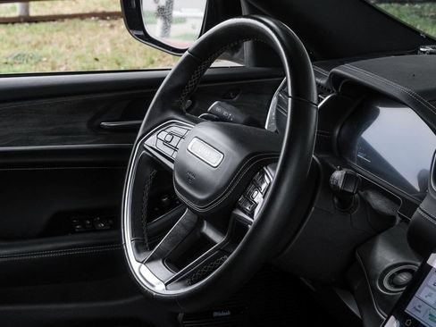 Used 2022 Jeep Grand Cherokee Overland w/ Luxury Tech Group IV AWD/4WD image 25