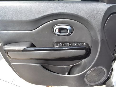Used 2014 Kia Soul ! FWD image 16