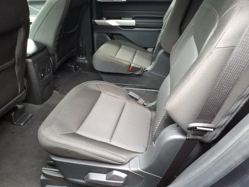 Used 2023 Ford Explorer XLT AWD/4WD image 7