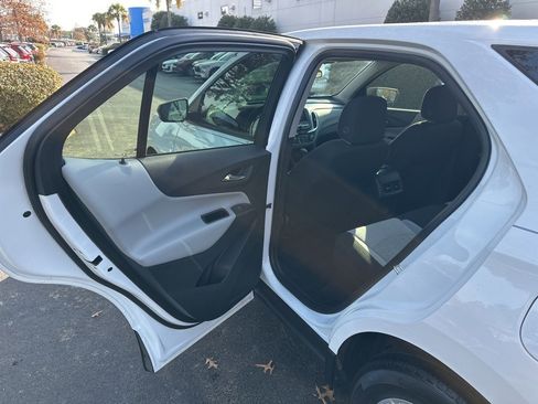 Used 2022 Chevrolet Equinox LS image 11