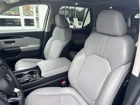 Used 2025 Honda Pilot Touring image 11