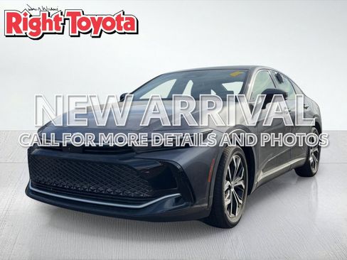 Used 2023 Toyota Crown XLE image 1