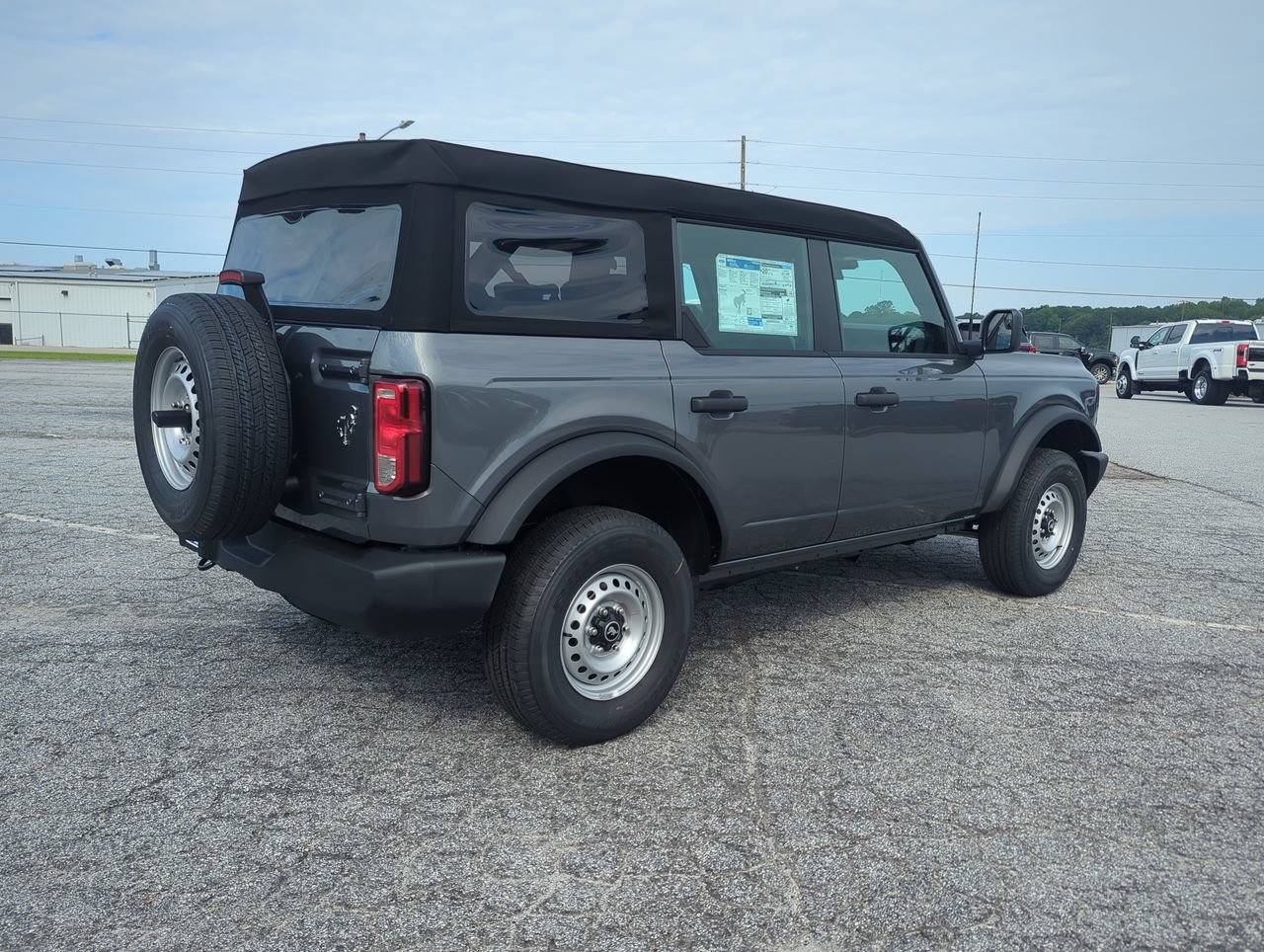 Used 2025 Ford Bronco 4-Door AWD/4WD image 3