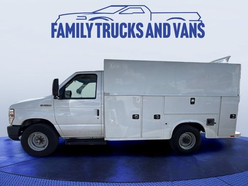 Used 2017 Ford E-350 and Econoline 350 Super Duty RWD image 2