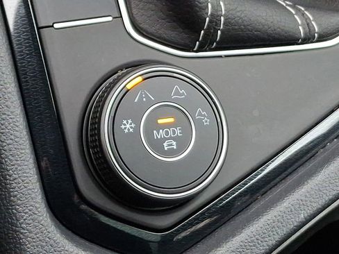 Used 2025 Volkswagen Taos SE image 24